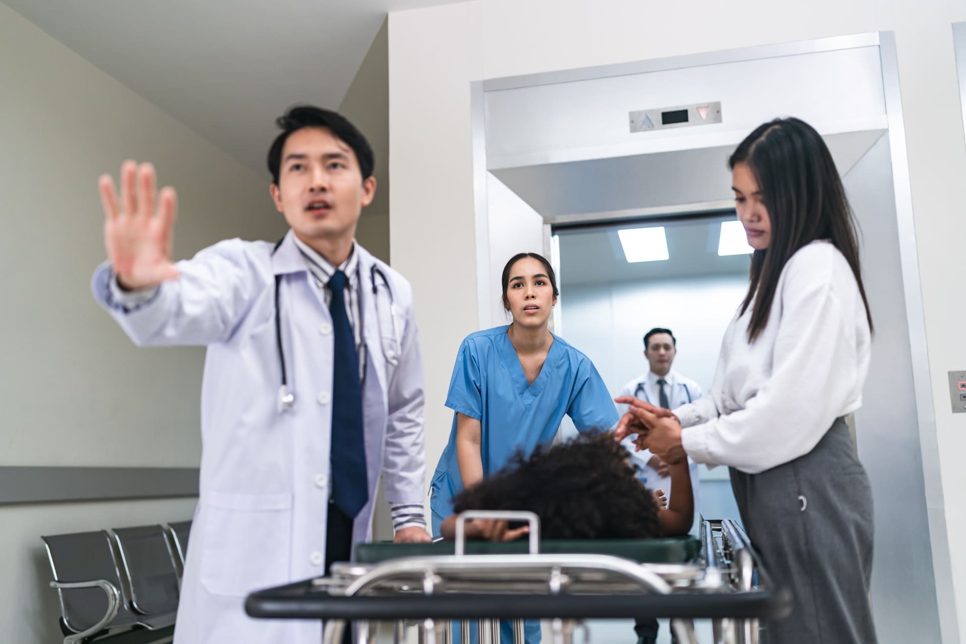 doctors rushing in hospit with patient